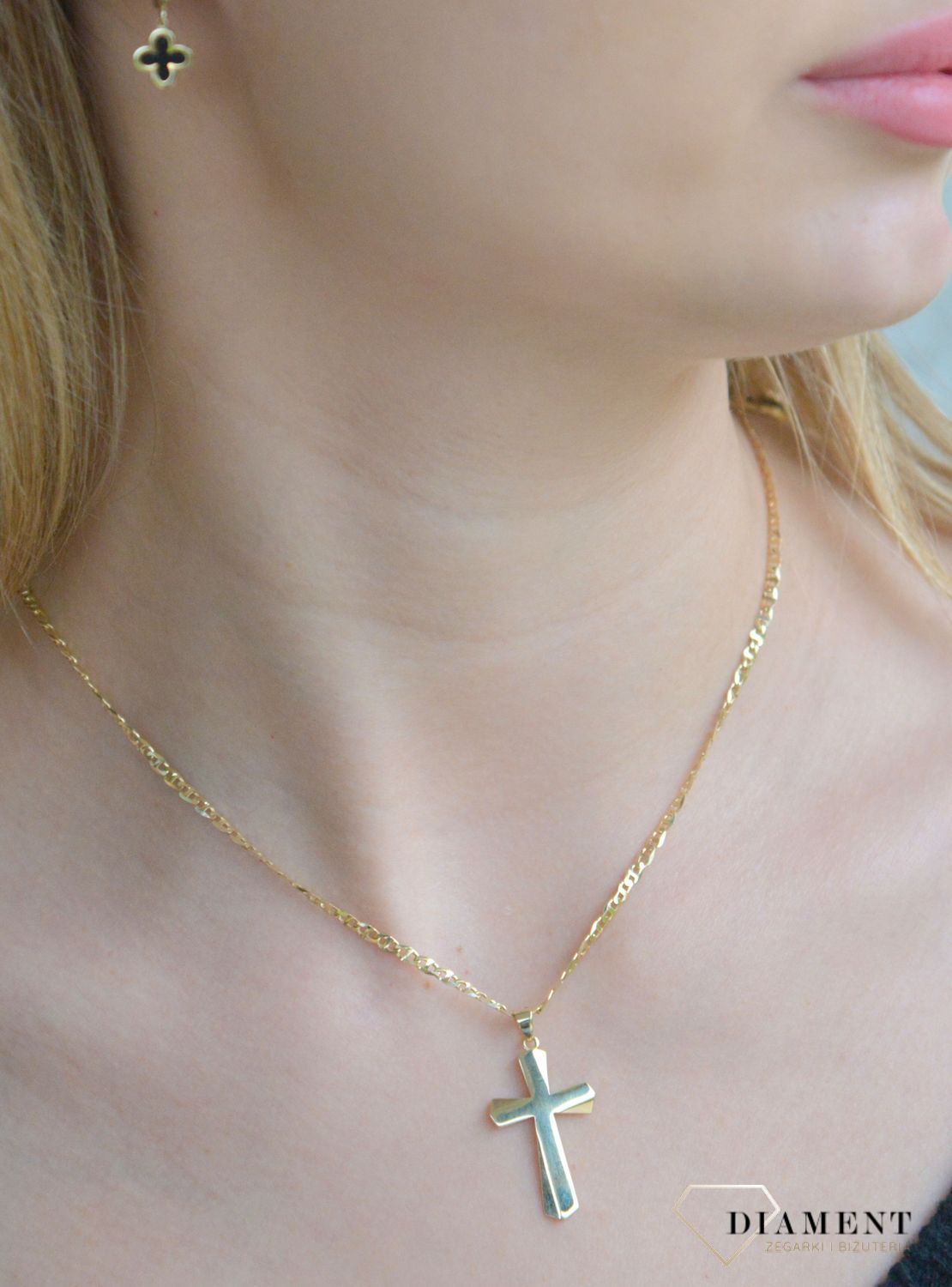 Złota zawieszka krzyż 375 gładki ZA 4221 375.  Krzyżyk będzie wspaniałą pamiątką i prezentem na takie okazje jak chrzest, bierzmowanie czy pierwsza komunia. Złoty krzyżyk na prezent. Biżuteria sakralna..jpg